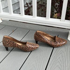 Comfortiva Women’s Low Heal Leather Shoes Leopard Size 9W